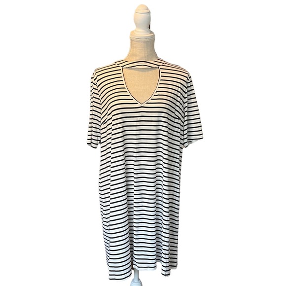 Hyfve Boutique Keyhole Shift Dress - Picture 1 of 12